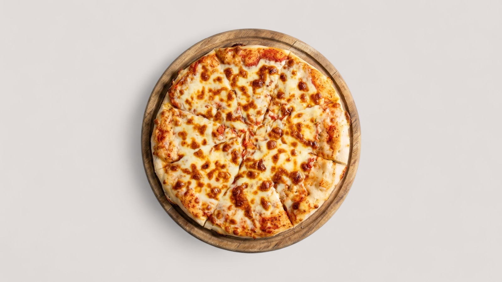 Splentify-enhanced cheese pizza on a clean board