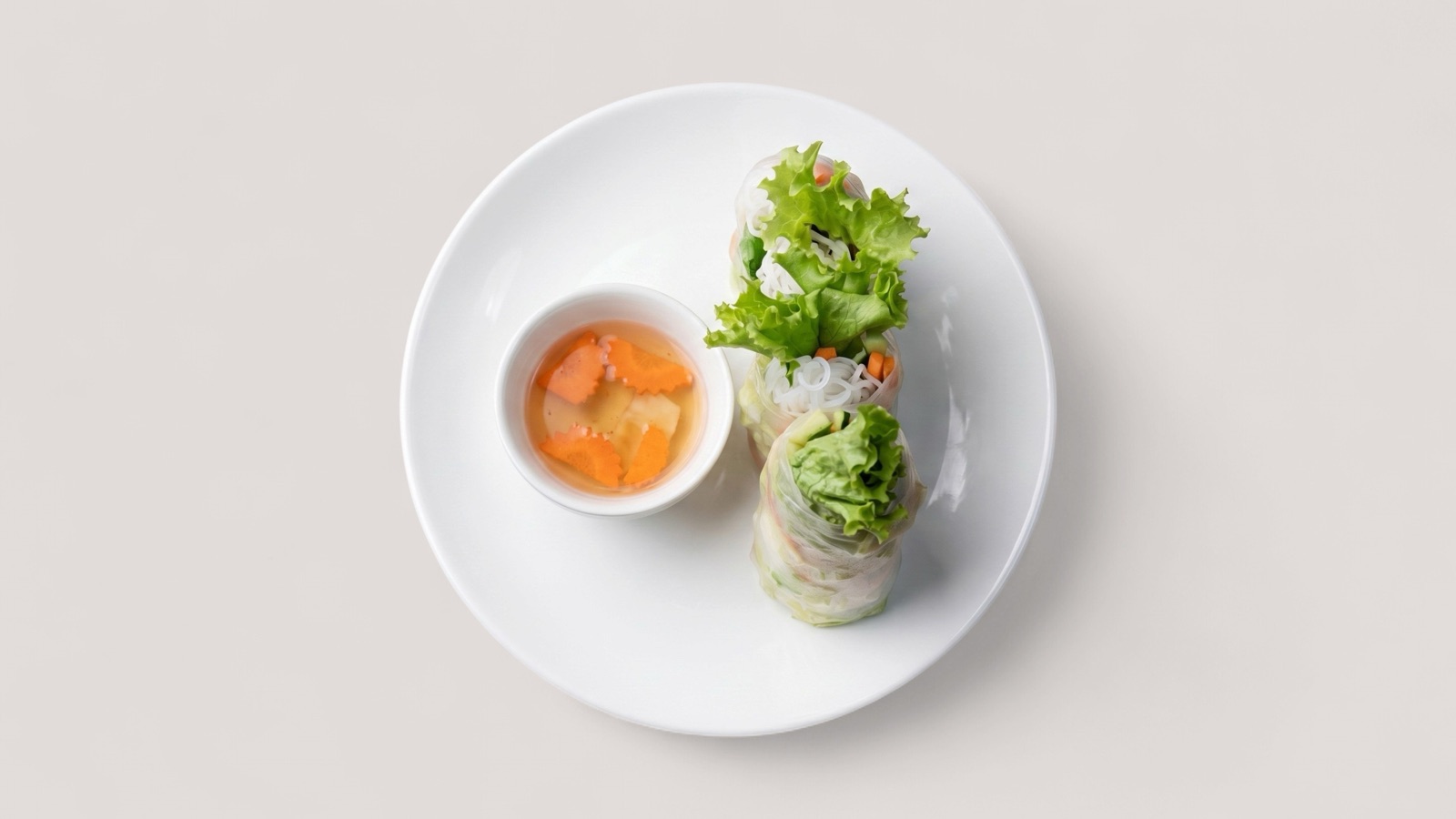 Splentify-enhanced summer roll with dipping sauce